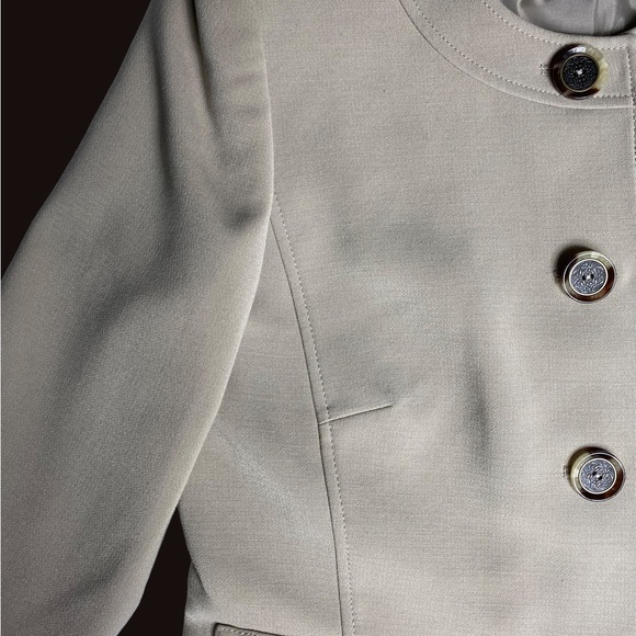 Tahari Blazer Jacket Sz 10 Fully Lined Darting Oversized Buttons - Picture 2 of 12